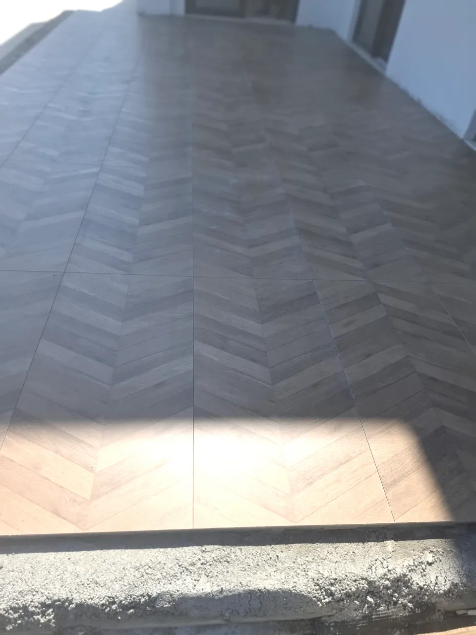 Balıksırtı desenli seramikle kaplanan dış mekân zemini