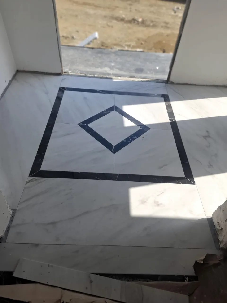Köşegen kesilmiş seramiklerle oluşturulan siyah beyaz geometrik zemin
